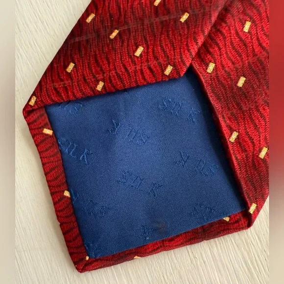 Carlos De Venezia silk necktie red background with geometric pattern in tan - Picture 5 of 5